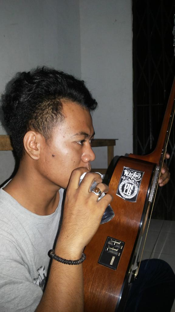 Happy Birthday buat gitaris kita Firhan Kurniawan semoga panjang umur sehat selalu dan makin jago main gitarnya,amin.