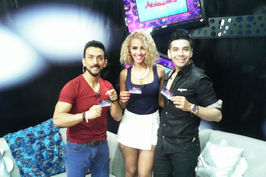 telloy8a's tweet photo. Hoy patrocinamos con #ElMuellecito en el programa de Los Compadres de GalaTv Al cantante americano @Arsenelli http://t.co/BmsRyjLD4K