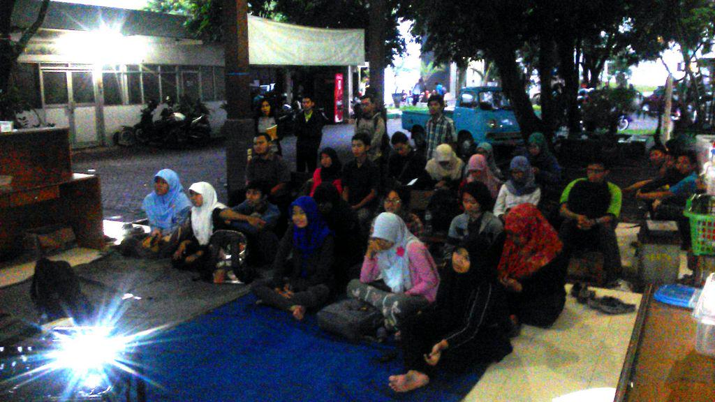 Nonton bareng n diskusi Belakang Hotel. Selasar Geo, 26 Maret 2015. <a href="/sekolahspasial/">Sekolah Spasial</a> <a href="/ARDGISS/">ARDGISS</a> <a href="/GSC_UGM/">GSC FGE UGM</a> <a href="/basecamp_indo/">Basecamp Indonesia</a>