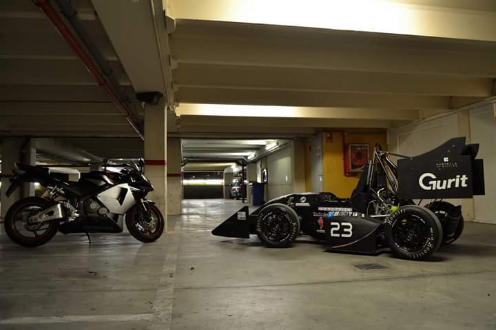 FSUPVteam's tweet photo. El FSUPV01 conoce a la moto que tiene el corazón del FSUPV02. Gracias Honda Moto Valencia!!! @motohondagandia http://t.co/gfmYu07WGm
