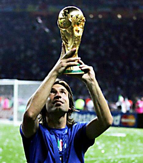 FutbolModerno's tweet image. "Nunca siento presión. Pasé el 9 de julio de 2006 durmiendo y jugando al Play, en la tarde gané el Mundial". -Pirlo