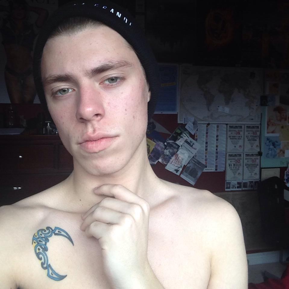 TheOneAidan's tweet photo. I'm still alive http://t.co/nyzEKYtrXj