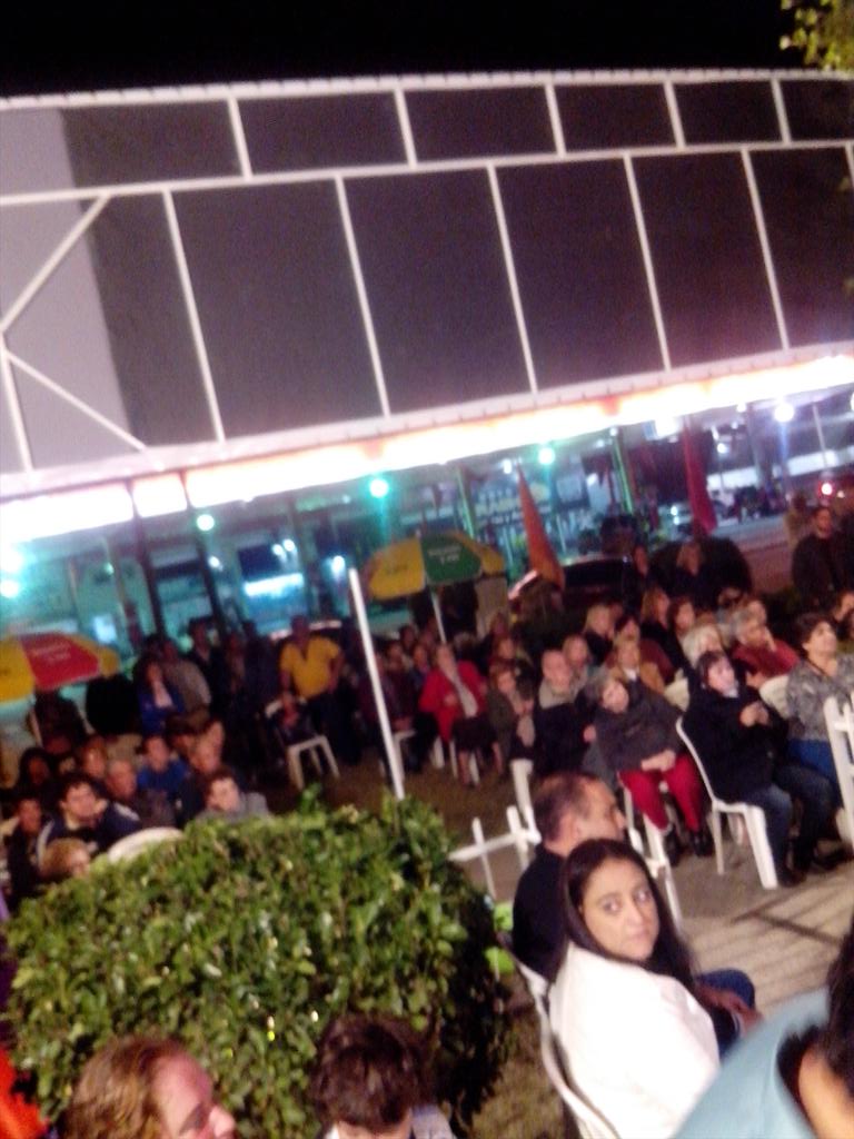 felolabaque's tweet photo. Espectacular recibimiento de la gente! Abrimos local en @PROSECC13 #FeloTieneEquipo Nos une el mismo #Sueño #Cba http://t.co/Op8cfIUom3