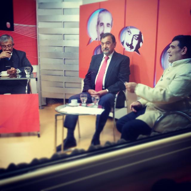JPARMANINO's tweet photo. @miguelisaok #isadebate el señor de blanco es #poxipol. El de traje un candidato con todas las letras.. YO TE AVISE. http://t.co/B1P1U6nQqd