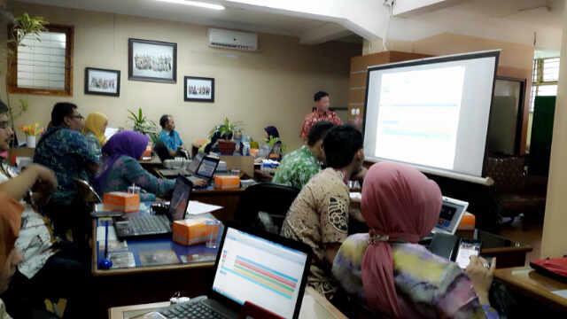Rapat entry data e-lakip / silakip kota bandung <a href="/ridwankamil/">Ridwan Kamil</a> <a href="/OdedMD/">Oded Muhamad Danial</a> <a href="/yossiirianto/">Yossi Irianto</a>