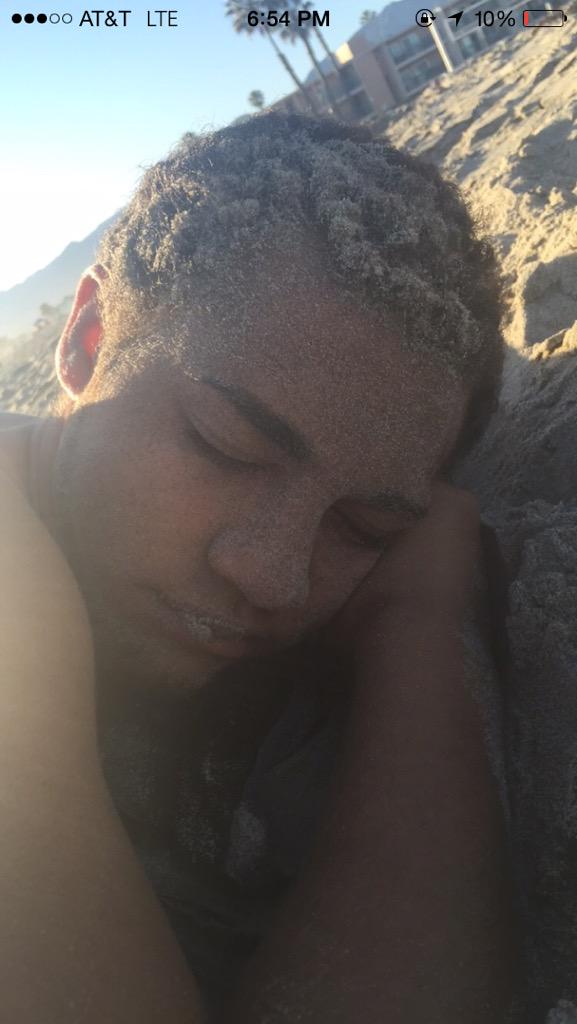 chrishibbyy's tweet photo. When you fall asleep on the beach and turn into the sandman 😂😂 http://t.co/BeVenuFgHR