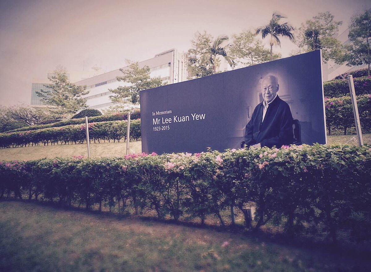NUSingapore's tweet photo. Remembering Singapore's Founding Father Mr Lee Kuan Yew #RememberingLeeKuanYew http://t.co/FEkRQXKgvx