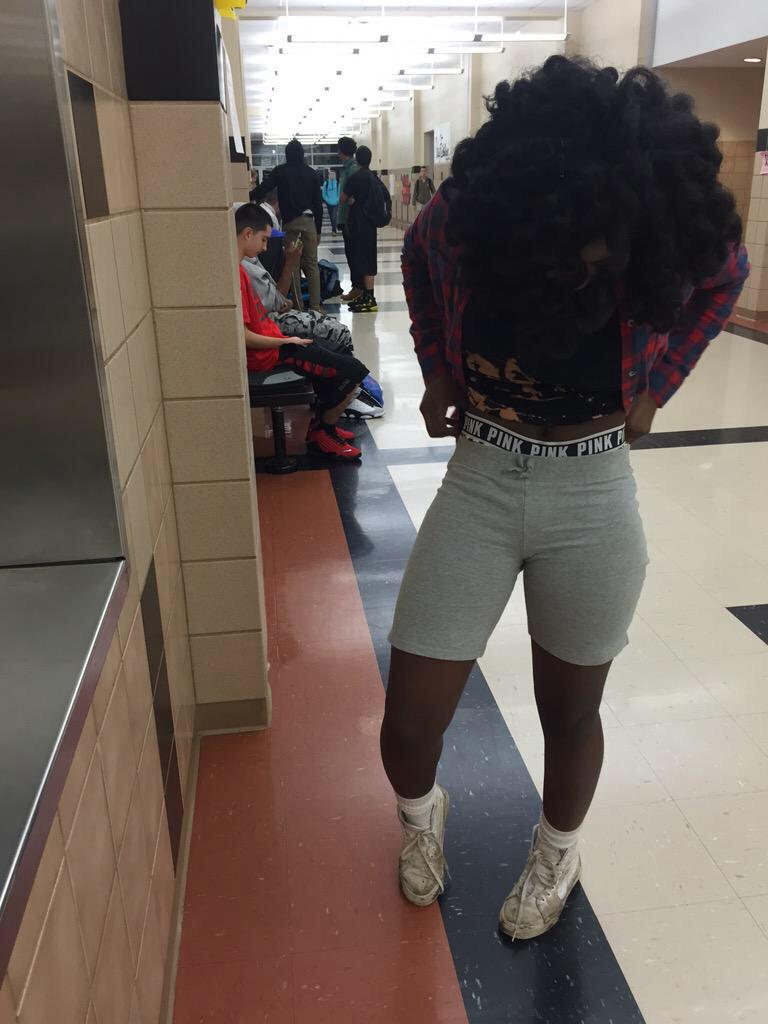 SKTV_'s tweet photo. She got the Forrest Gump 3's on
Ol I waaaassss runnnnnning kicks http://t.co/9hNfZI9Awq