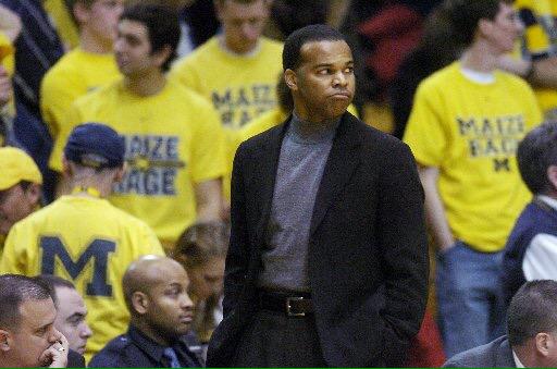 HugginsWardrobe's tweet photo. Should've gone polo/mock turtleneck tonight. @AmakerTommy wishes he could sizzle like this. #NiceBeltTom http://t.co/fGBQiH9e1l
