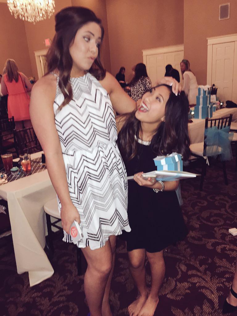 balloutbrooke's tweet photo. when ur friend is 3 feet tall #fuqi http://t.co/3afAry8VGr