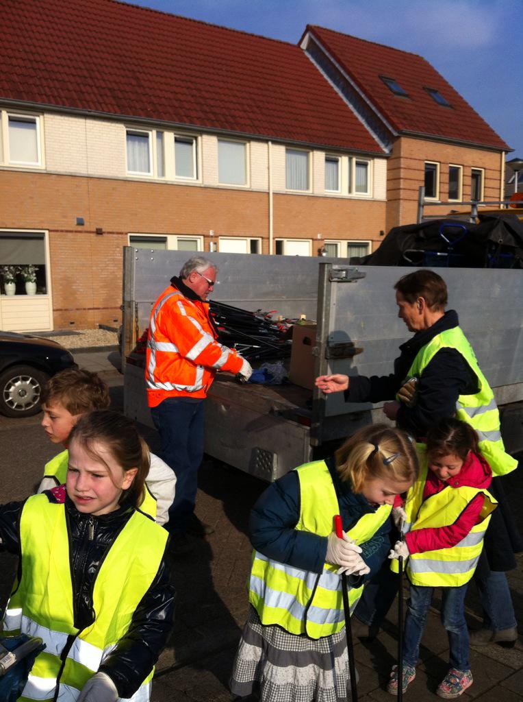 Raadslid Joke van Vrouwerff geeft startsein namens <a href="/GemGeldermalsen/">GemeenteGeldermalsen</a> school deschakel meteren actie opruimen zwerfvuil