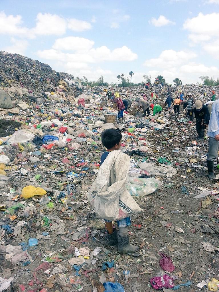 Twitter पर 国際協力学生団体jolybee 現地キャンプ報告 大量のゴミが山のように積まれ 自然発火して煙が出ることから名付けられた スモーキーマウンテン を知っていますか 表面上は1995年に閉鎖されましたが 現在もフィリピンの貧困の象徴のように残った