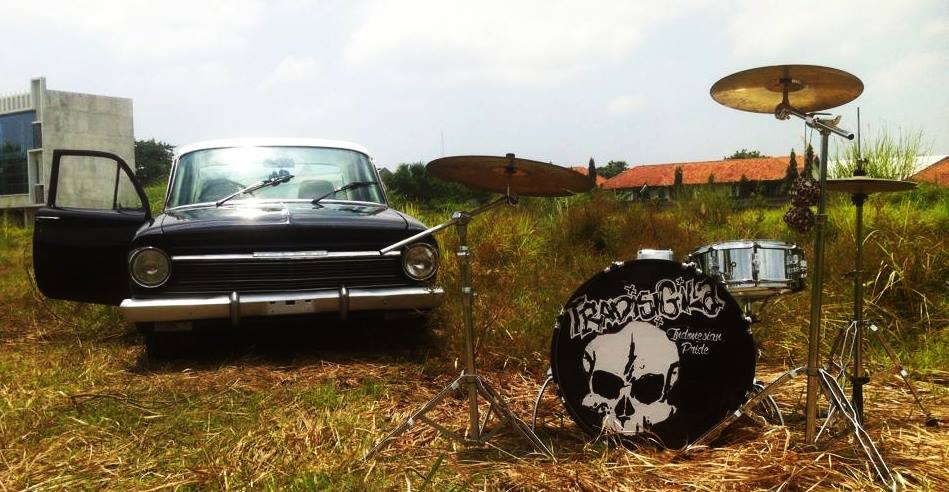 Drum set nanggung &amp; broken car !!! i can't wait for new video :)