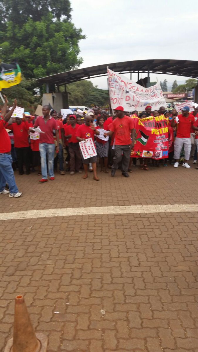JacaNewswatch's tweet photo. The workers are accusing the mayor Tshitereke #Matibe of nepotism, corruption and maladministration #Vhembe. http://t.co/izMTsbrNjh