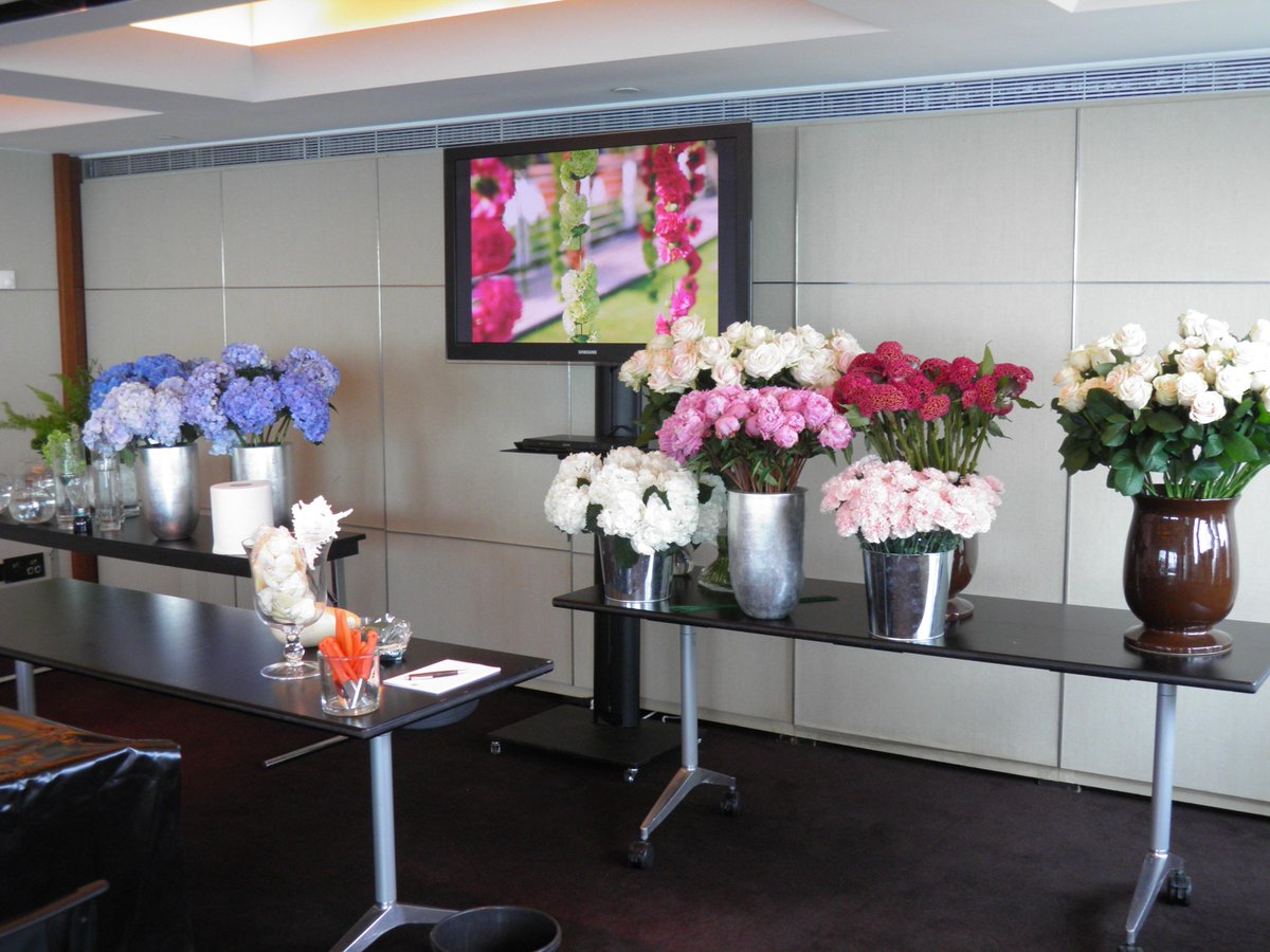 HotelArtsBcn's tweet photo. Así de primaveral se presenta este viernes gracias a Donna Stain #flowerfriday http://t.co/WJ9Uc3cM81