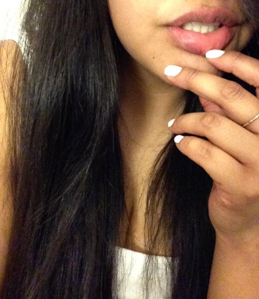 onewritenout's tweet photo. Painted my nails👄💅 http://t.co/L9JapQYElA
