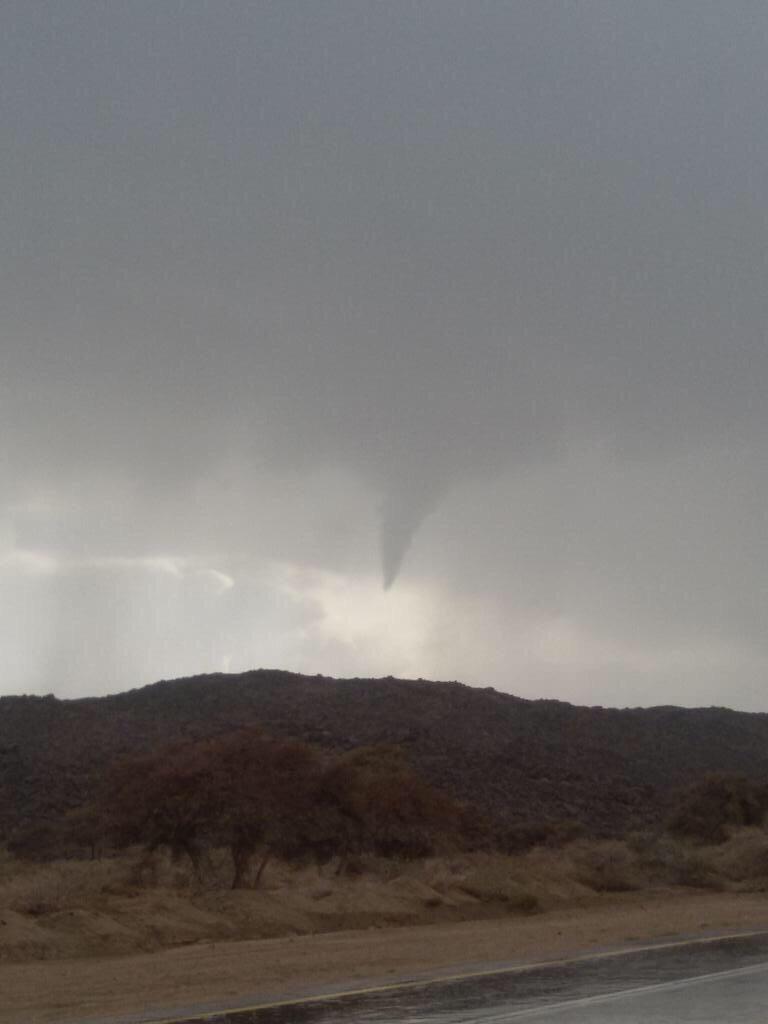 mzinelsawari's tweet photo. السعودية: تم رصد وتوثيق تواجد إعصار قُمعي شرق عسير بمنطقة الحرجة جنوب غرب المملكة "منقول". #مزن_السواري http://t.co/RiQ9Q0kUQT