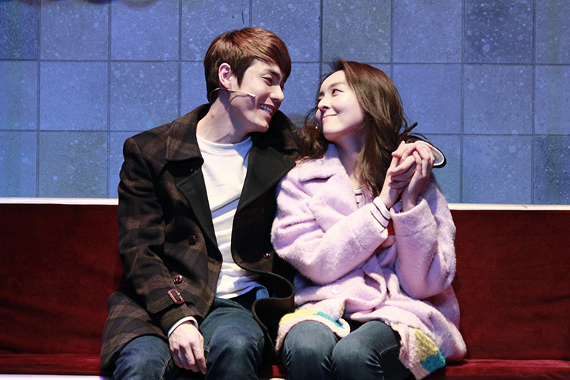 abboccato2015's tweet photo. 싱그러운 햇살이 우릴 비춰줘요
두 손에는 떨림이 가득
심술궂은 바람이 우릴 따라와요
바라봐도 웃음이 나요 #아보카토 #도시연인 http://t.co/jOwCiekF5b