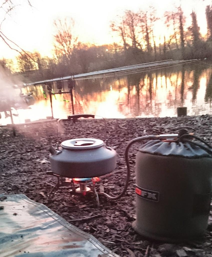 NorthernAC's tweet photo. @SpecialTBaits @IrwinSji77 @carper05 @peterobinson16 @jbewell88 #steamingkettle #carpyasfcuk 😀😀 http://t.co/13mxfPQicr