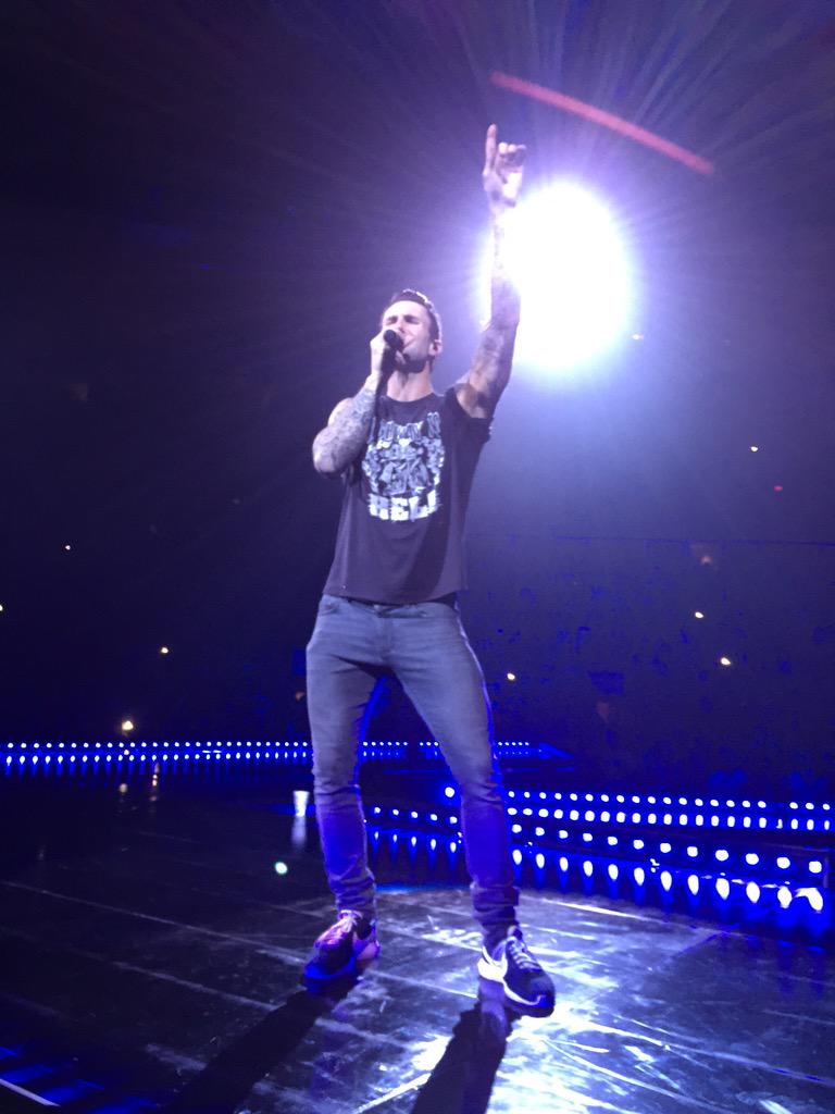 katiiek's tweet photo. @adamlevine are you Zoolander and only turn right? #onlyoneshotstageleft #datassdoe http://t.co/DrlhWFRlTg