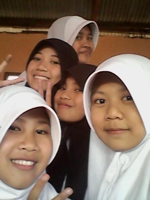 V3Septiani's tweet photo. With friend. :-) http://t.co/zn5lXQ6ygY