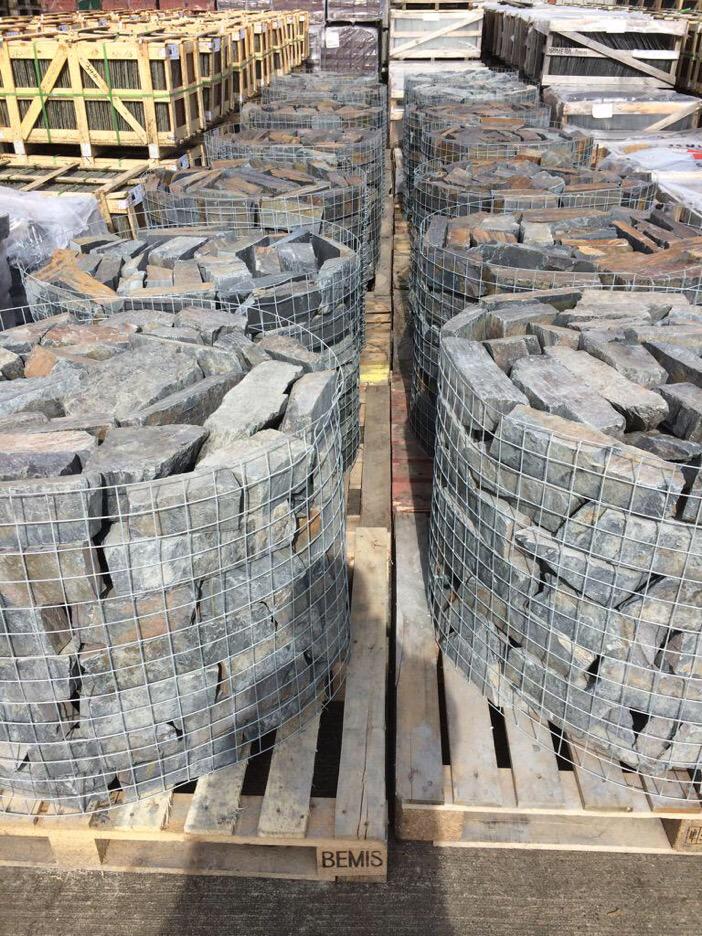 LeiImportBV's tweet photo. RT @Rob_Canton: Controle binnengekomen vracht CWT-y-Bugail #leisteen #blokken, bijna te mooi om uit de korf te halen! http://t.co/4dm7im6rjc