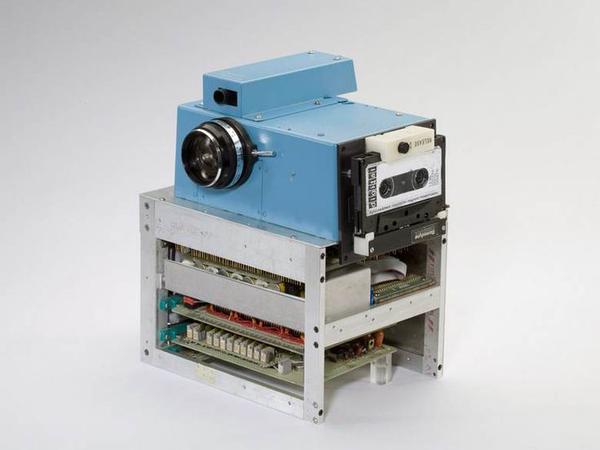 salihertugrul's tweet image. Dünyanın ilk dijital kamerası. 1975
#firstcamera #digital