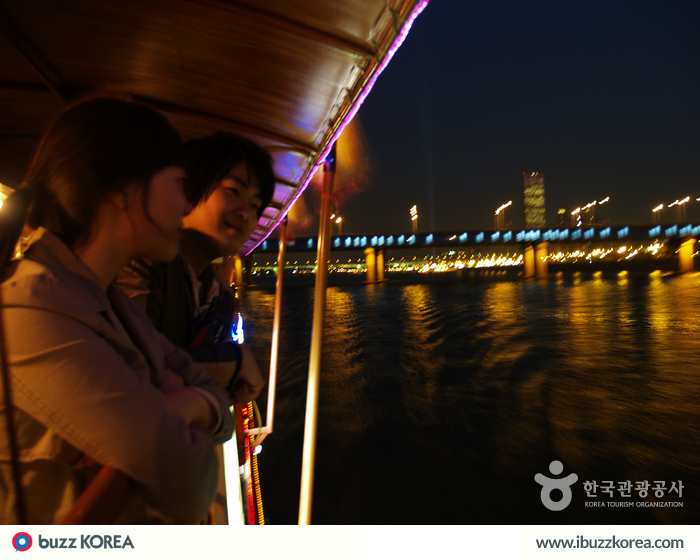 ibuzzkorea's tweet photo. [K-Tour] Hangang River Ferry Cruise is one of the best ways to enjoy the night scenery of #Seoul's Hangang River! http://t.co/6PRRfco39E