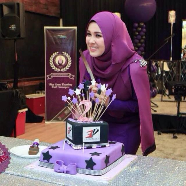 Happy birthday .Smoga bahagia slalu & brjaya dlm apa jua karier yg diceburi. 