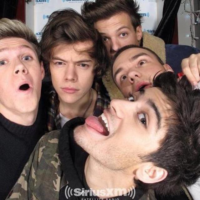 zaynbaabe's tweet photo. "four in our eyes,
                            five in our heart"

#KCA #Vote1DUK http://t.co/HaHlPuImIC