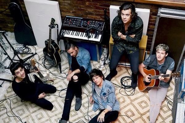 Лориенская сага питтакус лор книга. The legend of the four kings 1995семейныйяпония. One of the four 1. One direction альбомы. One of the four 1.