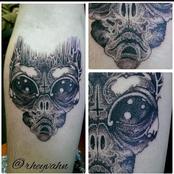 _monsterstudios's tweet image. Dot work alien by Raven. There is no end to this lady's talent! @rheyvahn @_monsterstudios