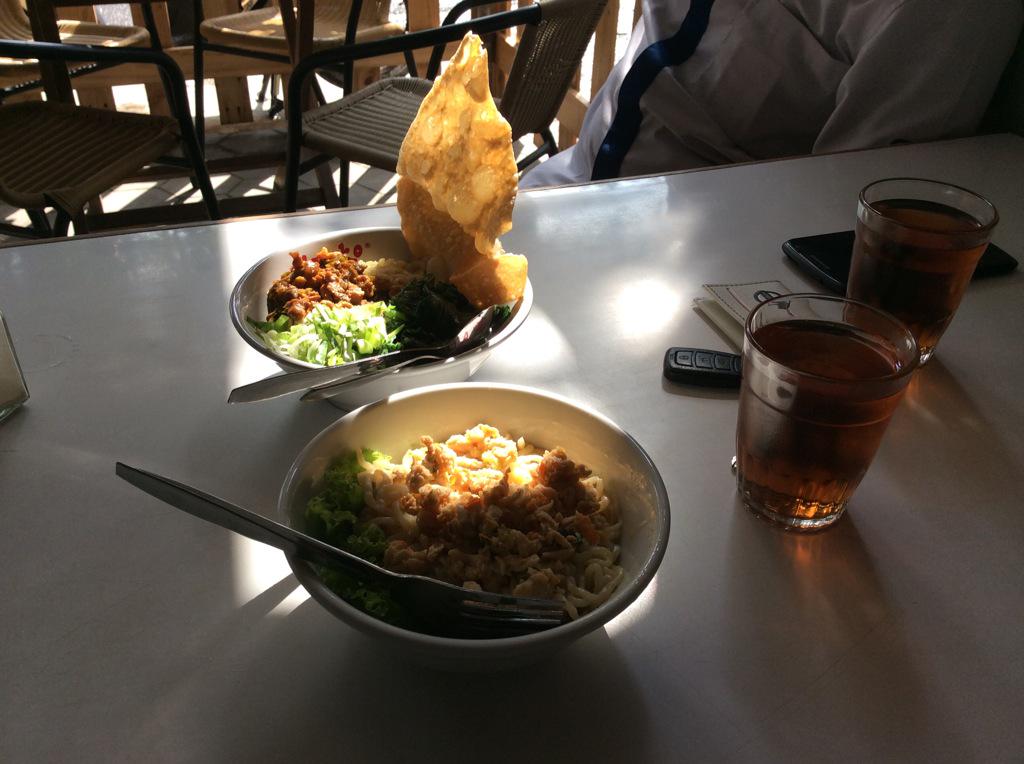 Kriz_artwork's tweet photo. Ini makan sore sayaa, mie ini disponsori oleh @kedaisemanggi jl Rama :) http://t.co/A0TFg6ohZz