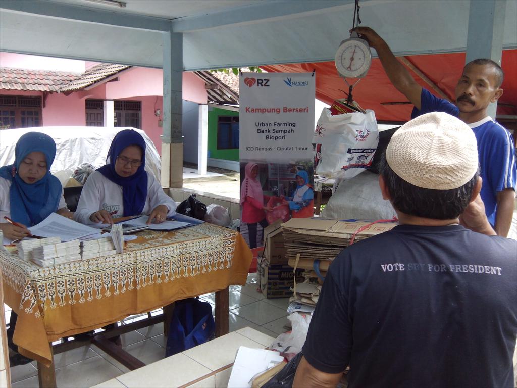 RyoSatu's tweet photo. Penimbangan Rutin Bank Sampah Berseri ICD Rengas - Ciputat Timur @mandiribisa @rumahzakat #GerakanPilahSampah http://t.co/Rh1ezS61Jk