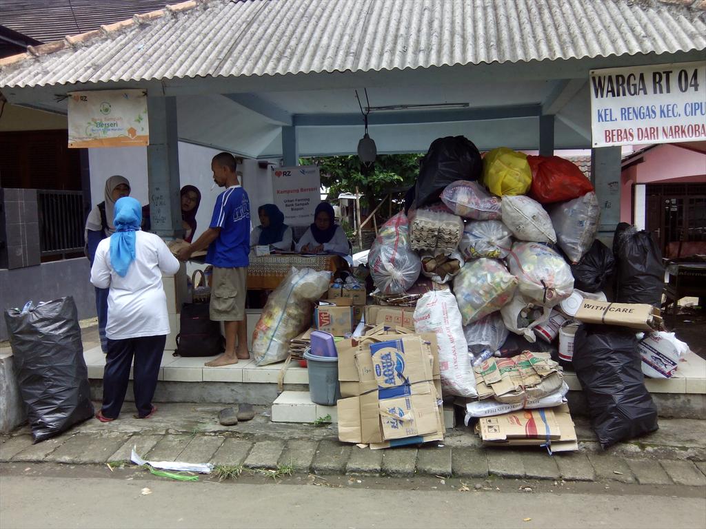 RyoSatu's tweet photo. Penimbangan Rutin Bank Sampah Berseri ICD Rengas - Ciputat Timur @mandiribisa @rumahzakat #GerakanPilahSampah http://t.co/Rh1ezS61Jk
