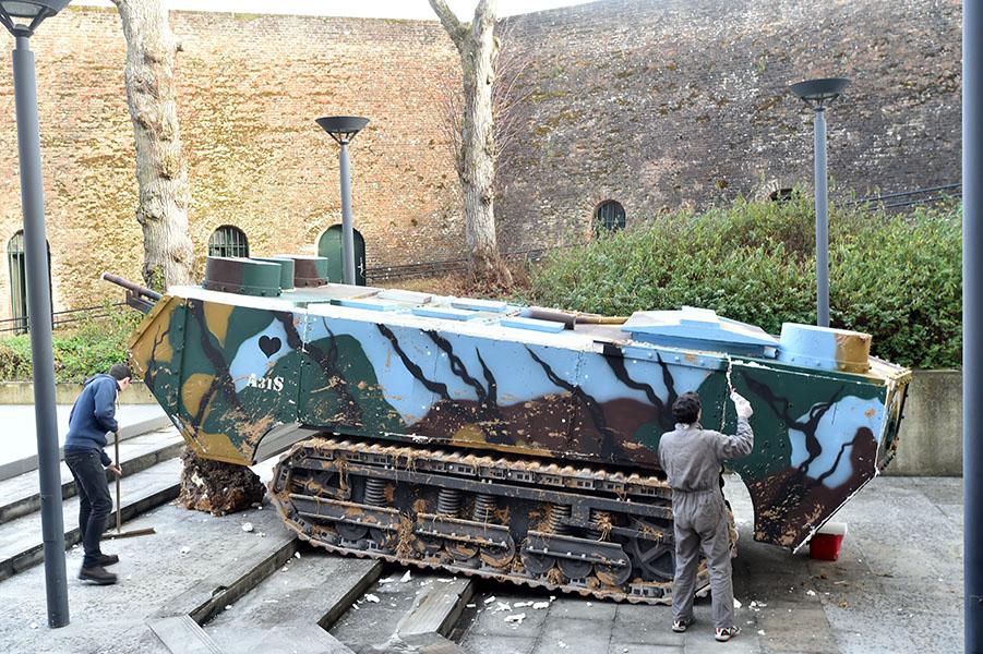 Une réplique de char Saint-Chamond de la Grande Guerre, en cours d'installation à l'Historial ! Venez le découvrir !