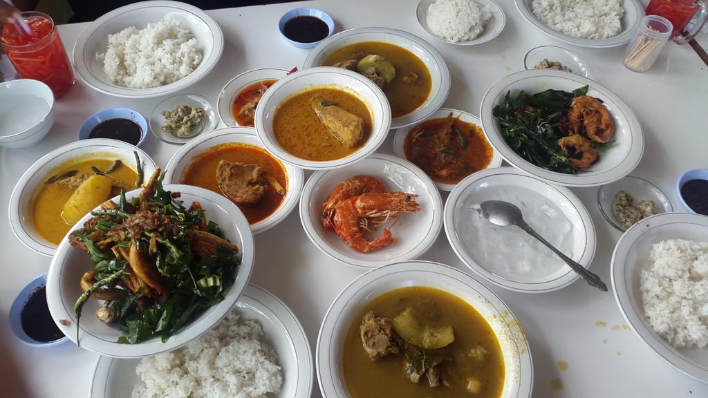Lagi makan di warung makan tanyoe SYIAH KUALA. Makannnya faik!!! Makasih banyak jamuaannyaaaaa :* <a href="/StandUpIndoBNA/">Stand Up Comedy Aceh</a>