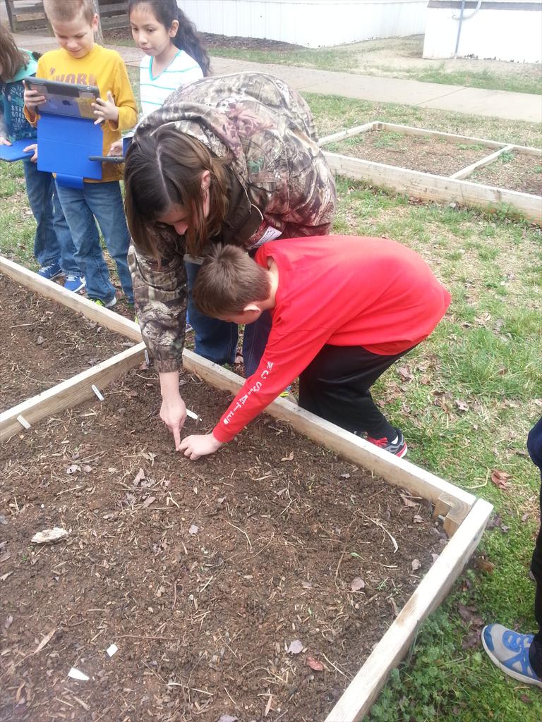 GretaComptonRES's tweet photo. Planting our Spring Garden at EES! Thanks to our Guest Danielle Cutting from Master Gardeners.#eeswiseowls http://t.co/sHrSwueuwD
