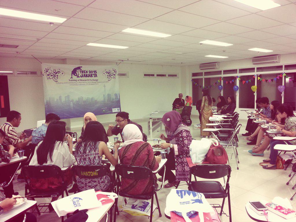 Delegates sedang menikmati santap malam sambil beramah tamah #trex15jkt