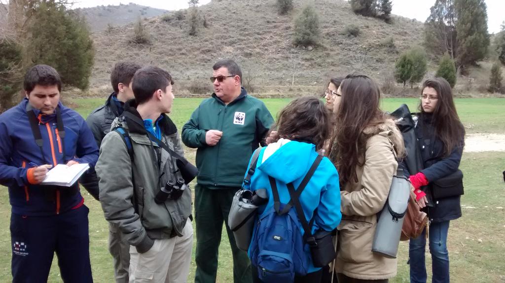 LMorenoWWF's tweet photo. Estudiantes de la UCLM conocen el proyecto del Refugio de rapaces de Montejo, con el Guarda de WWF #40anosMontejo http://t.co/QSPGq27SPo