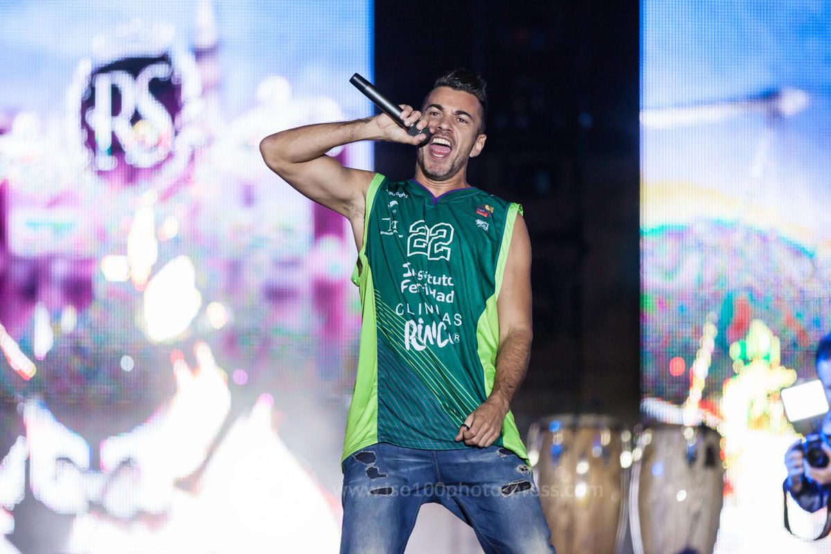 iso100photpress's tweet photo. Guiño de @Sergi0Contreras al @unicajaCB anoche en el concierto de #RomeoSantosMalaga. Grande Sergio. http://t.co/QjuUwdpTg6