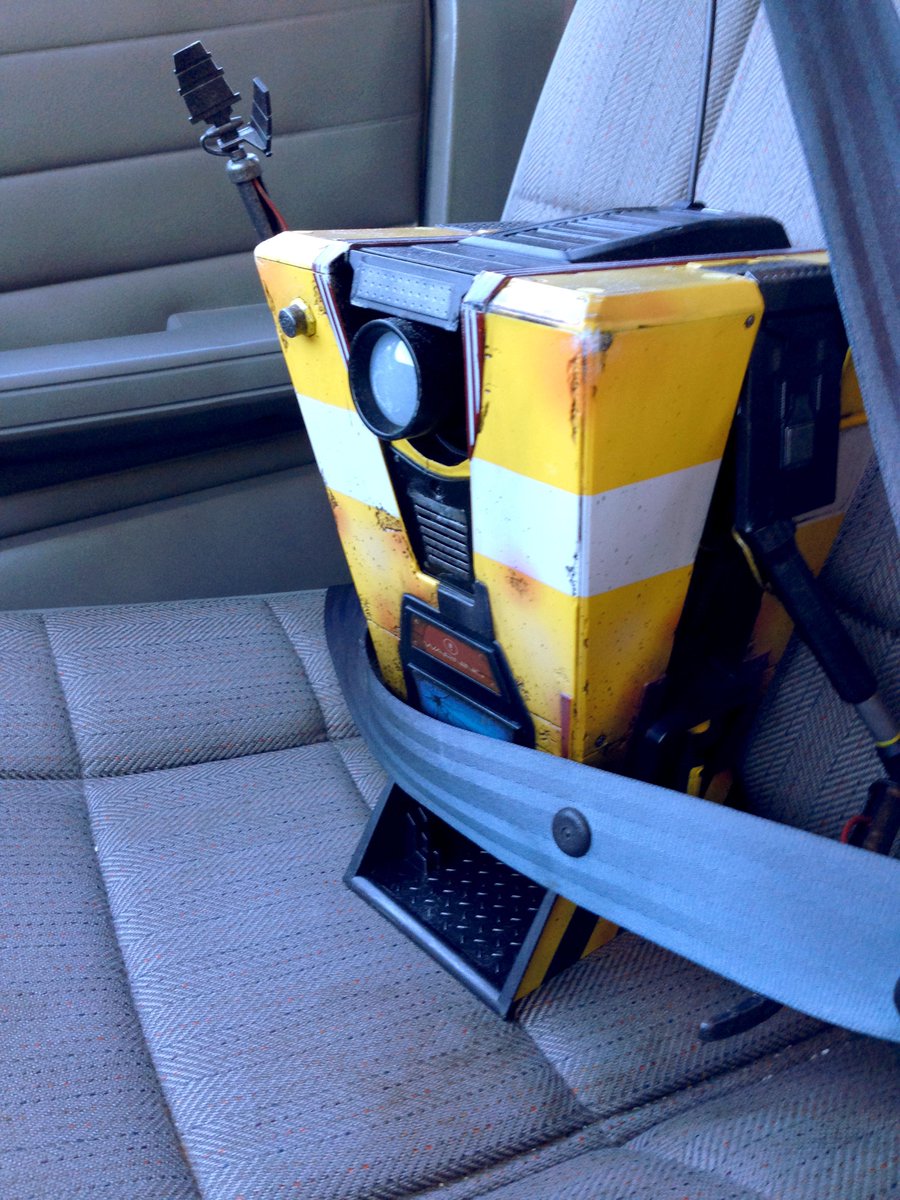 DMF_67's tweet photo. #borderlands @DuvalMagic #BorderlandsTheHandsomeCollection It's bring your Claptrap to work day! http://t.co/6yf5F7pRgo