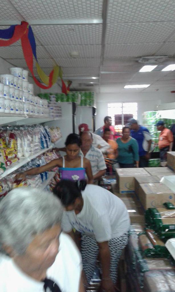 melimyx's tweet photo. Asi comienza la venta en @PDVALCORPOZULIA http://t.co/bQ5MGcrT8d