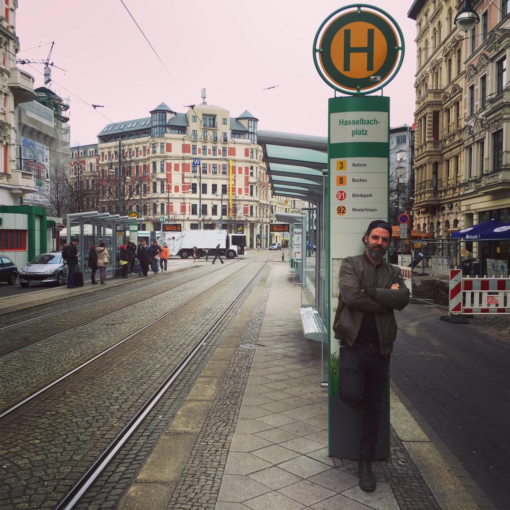 WPEBerlin's tweet photo. Husteln am Hasselbachplatz.
Schöne Grüße an den @Plusmacher1 ✌️
#WOLFPACKOnToure #Magdeburg #DerLeitwolf http://t.co/0wHlLAkKE5