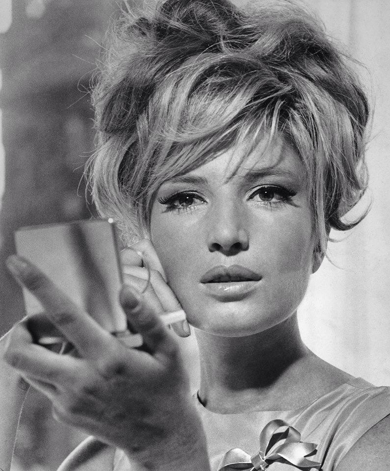 HORASDESIGN's tweet image. "Dicono che il mondo è di chi si alza presto.
Non è vero.
È di chi è felice di alzarsi"

Monica Vitti