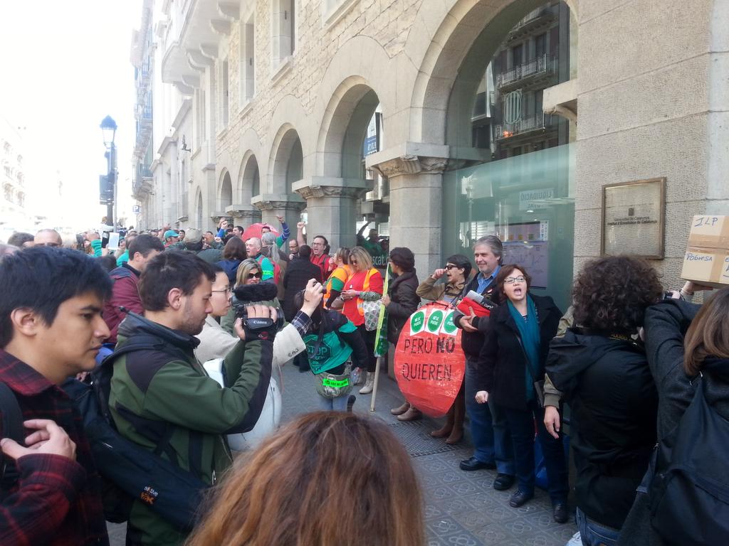 PAHLHOSPITALETL's tweet photo. #CuantesMesEnVoleu van entrando las cajas con las firmas recogidas!! #ILPPAH http://t.co/M7aUDdTSXu