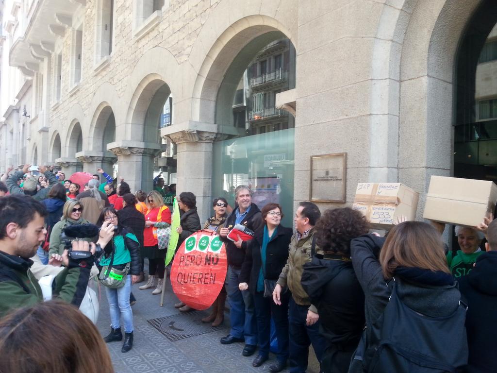 PAHLHOSPITALETL's tweet photo. #CuantesMesEnVoleu van entrando las cajas con las firmas recogidas!! #ILPPAH http://t.co/M7aUDdTSXu
