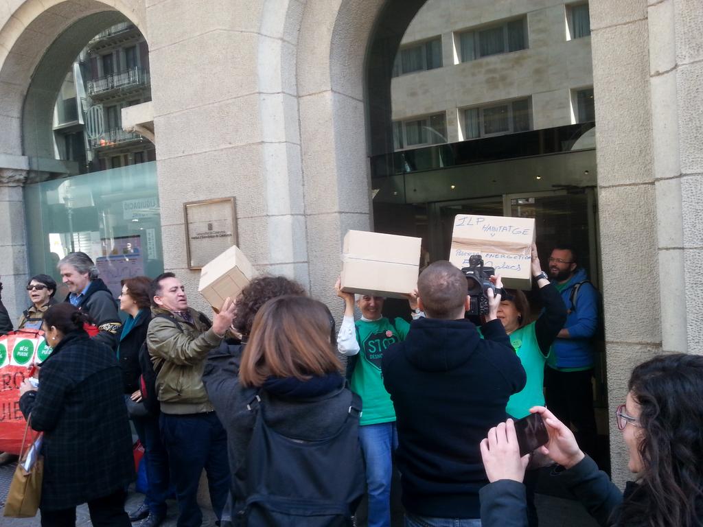 PAHLHOSPITALETL's tweet photo. #CuantesMesEnVoleu van entrando las cajas con las firmas recogidas!! #ILPPAH http://t.co/M7aUDdTSXu
