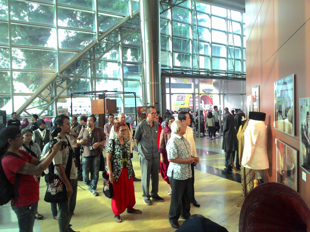 Pameran kostum dan still fotografi sedang dikunjungi oleh pak <a href="/Triawan/">Triawan Munaf</a> dan ibu <a href="/Leni_lol/">Leni Lolang</a> #FILARTC2015
