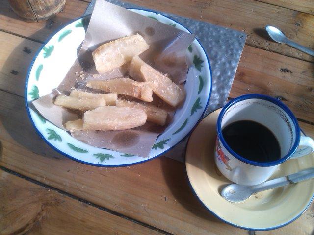 tonggo_17's tweet photo. Ngopi ditemani ubi goreng itu sgt Indonesia sekali.. @KafeKaleng, Medan http://t.co/QFDYoIYbYw